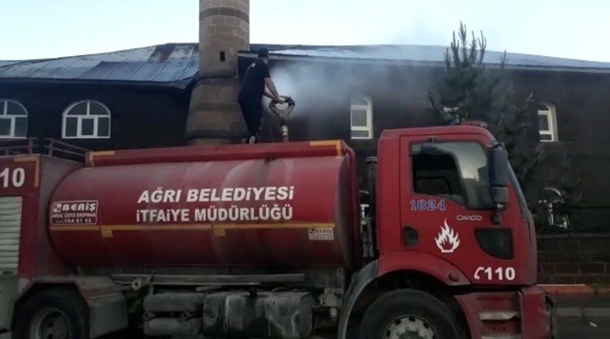 Ağrı\'da itfaiye ekipleri camileri yıkadı