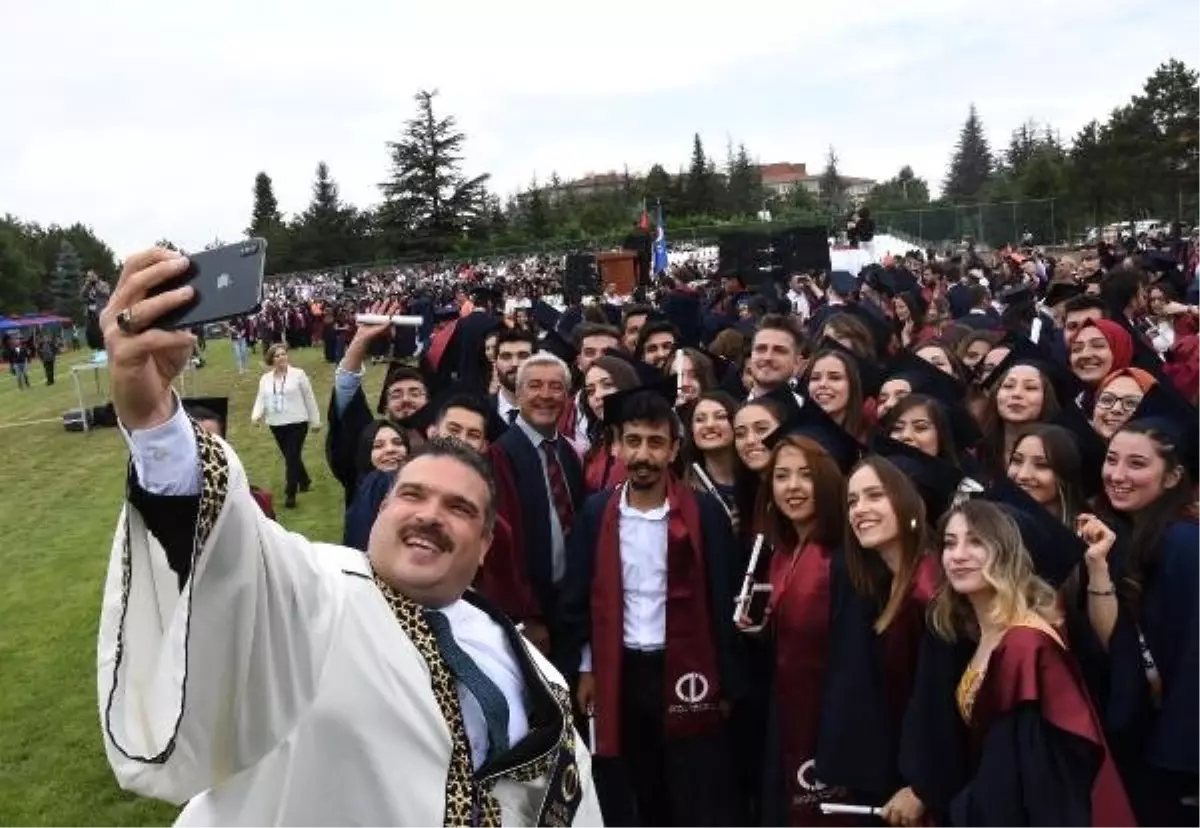 Anadolu Üniversitesi\'nde mezuniyet sevinci