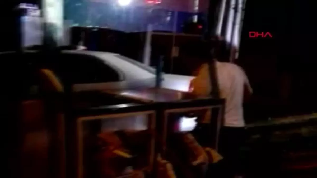 ANTALYA OTOMOBİL YOL KENARINDAKİ 2 KİŞİYE ÇARPIP, MARKETE DALDI 1 ÖLÜ, 1 YARALI