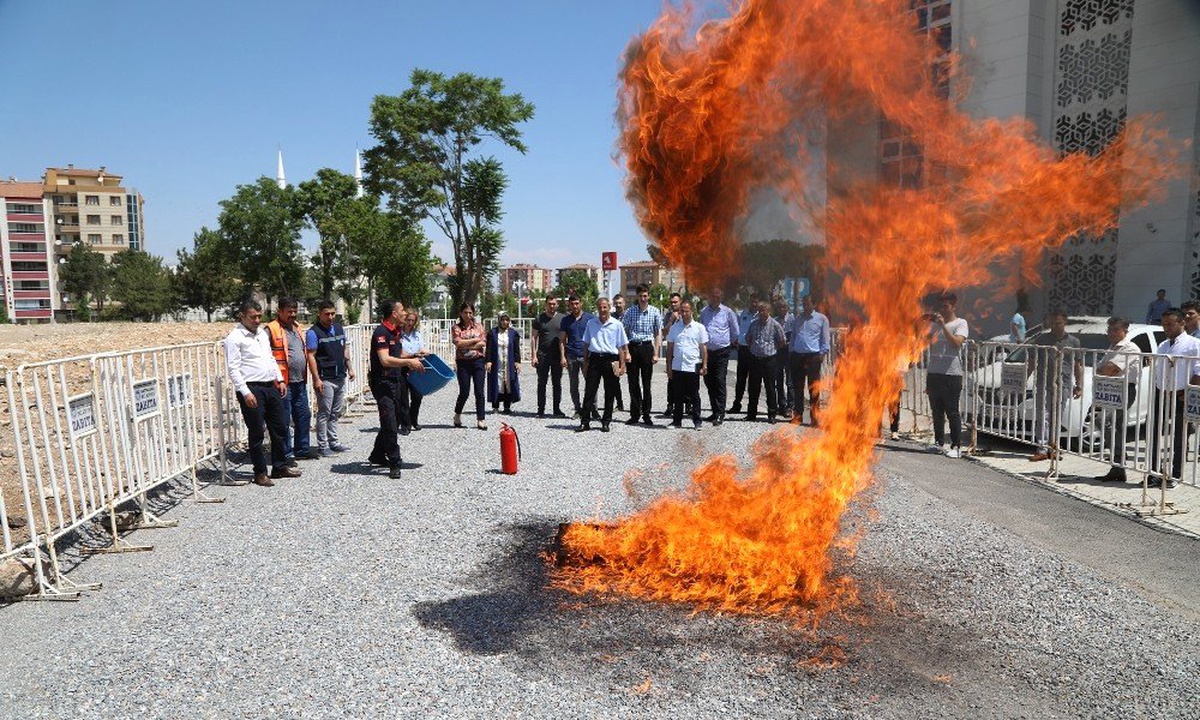Battalgazi Belediye personeline yangın söndürme eğitimi verildi
