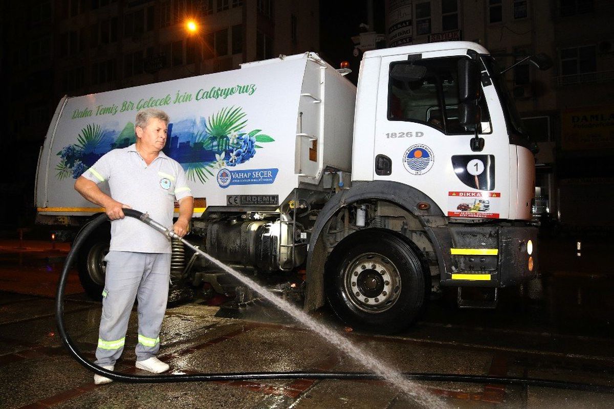 Belediye ekiplerinden gece temizliği