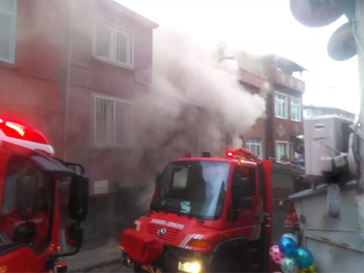 Beyoğlu\'nda bina yandı, bütün mahalleyi duman sardı