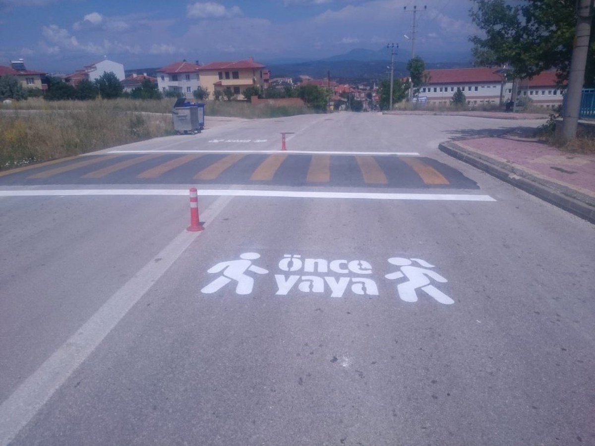 Bilecik Belediyesi\'nden \'Önce Yaya\' yazılı çizgi çalışması
