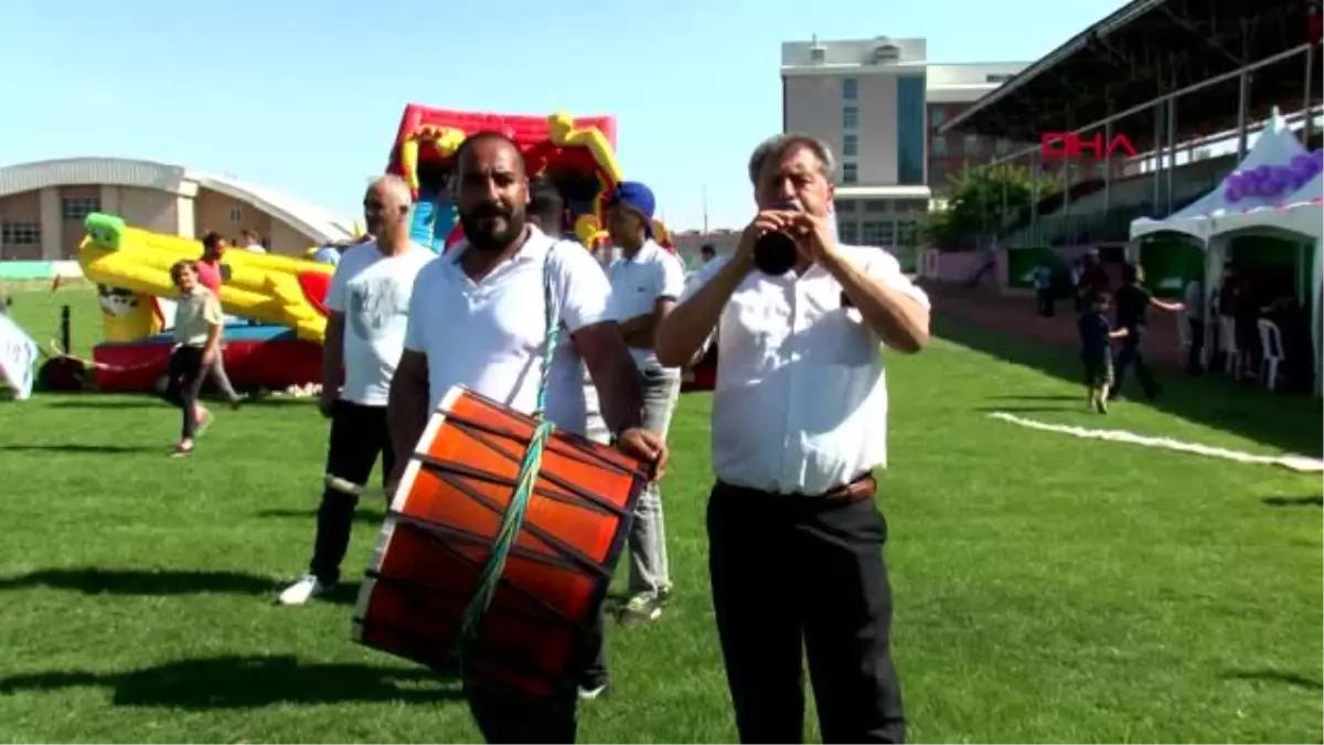 Bingöl\'de yetim ve öksüz çocuklar şenlikte eğlendi
