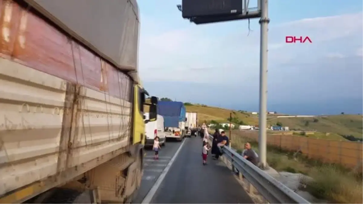 BURSA Yalova-Bursa Karayolu\'nda iki TIR bariyerlere çarptı, trafik 1 saat ulaşıma kapandı