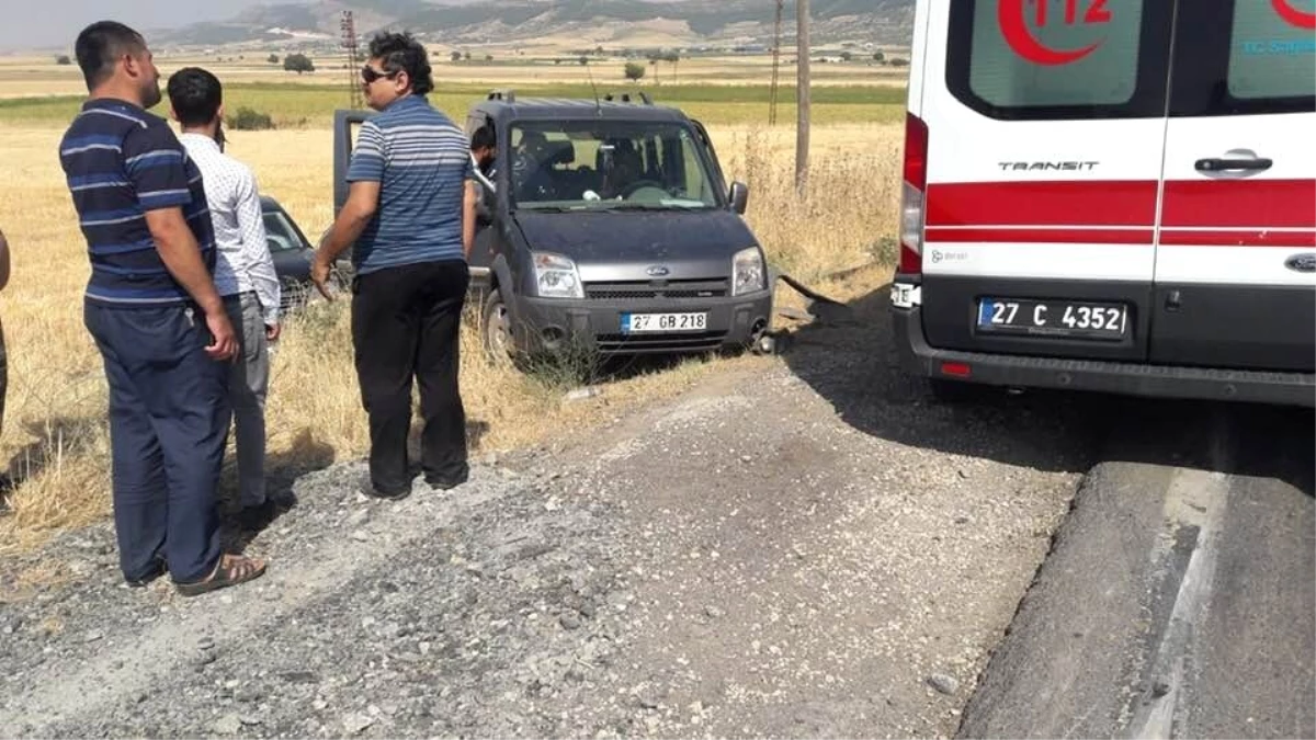 Çarpışan araçlar buğday tarlasına girdi: 2 yaralı