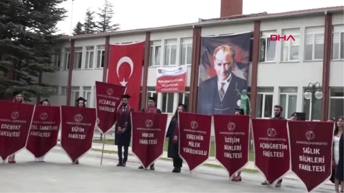 ESKİŞEHİR Anadolu Üniversitesi\'nde mezuniyet sevinci