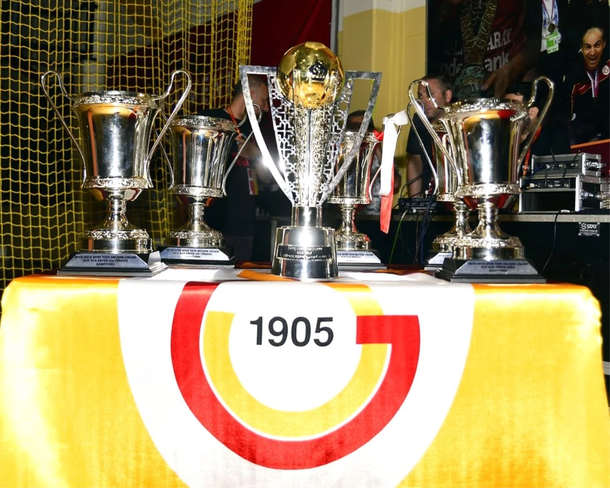 Galatasaray\'ın kupaları divanda sergilendi