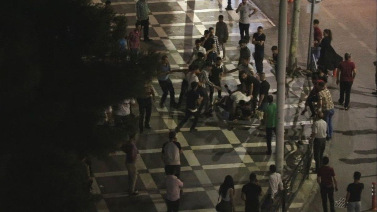 İki grup arasında tekme tokat kavga kamerada