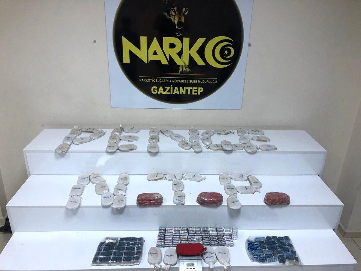 İş yerinin duvarından 14 kilo esrar ve 6 bin uyuşturucu hap çıktı