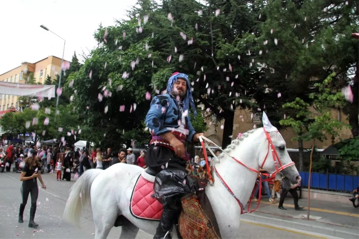 Isparta\'da gül kokulu festival korteji