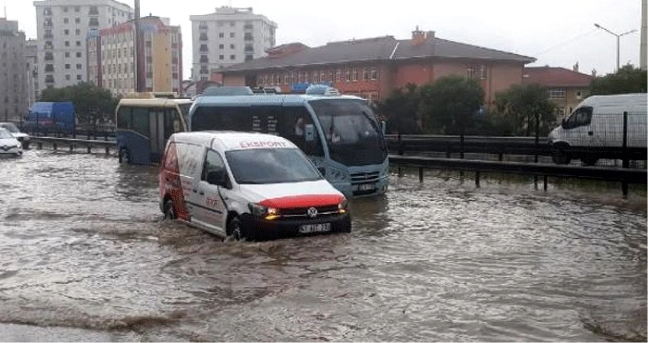 İstanbul\'da E-5 göle döndü, iki ilçe sular altında kaldı