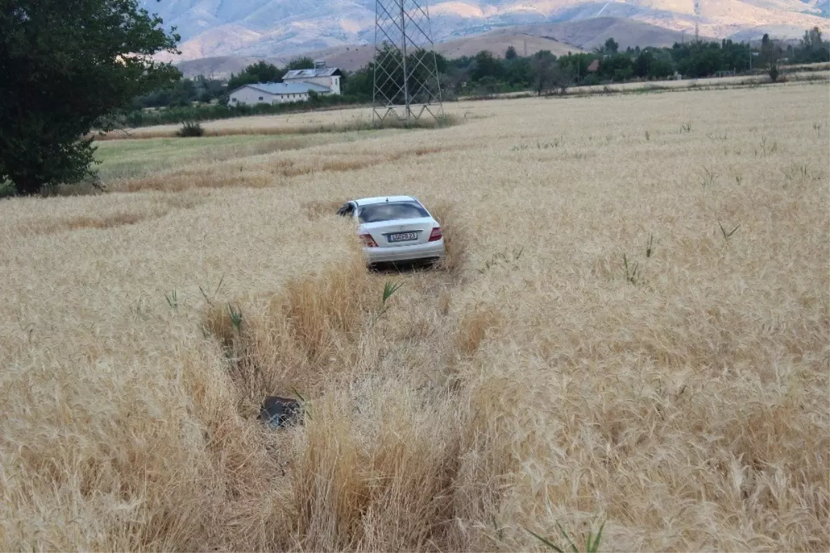 Kamyonla çarpışan otomobil tarlaya uçtu: 5 yaralı