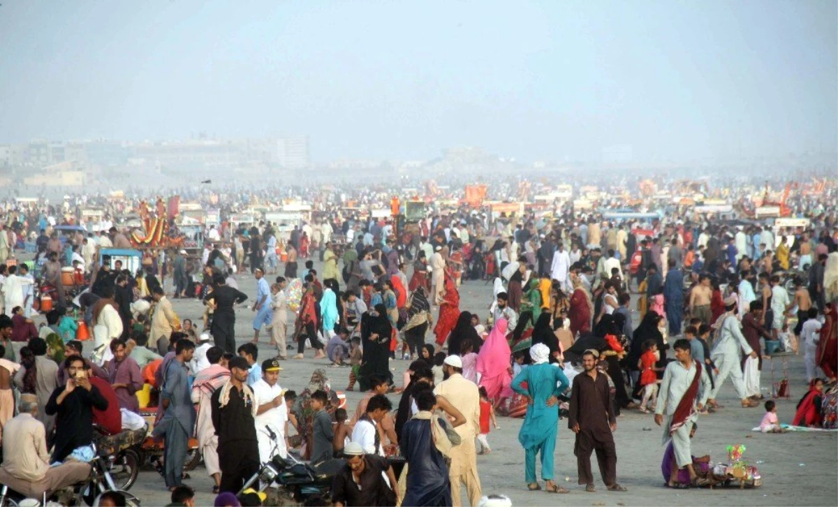 Karaçi\'de sıcak hava dalgası su kıtlığını artırıyor