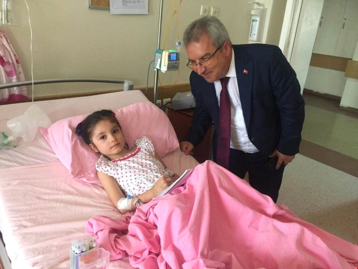 Kaymakam Yıldırım\'dan kazada yaralanan minik Zeynep\'e moral