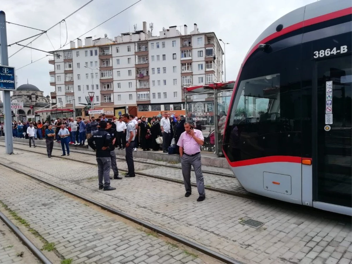 Kayseri\'de tramvayın altında kalan bir kişi yaralandı