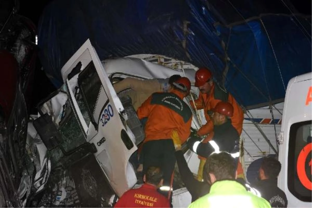 Kırıkkale\'de zincirleme kaza: 2 ölü, 17 yaralı