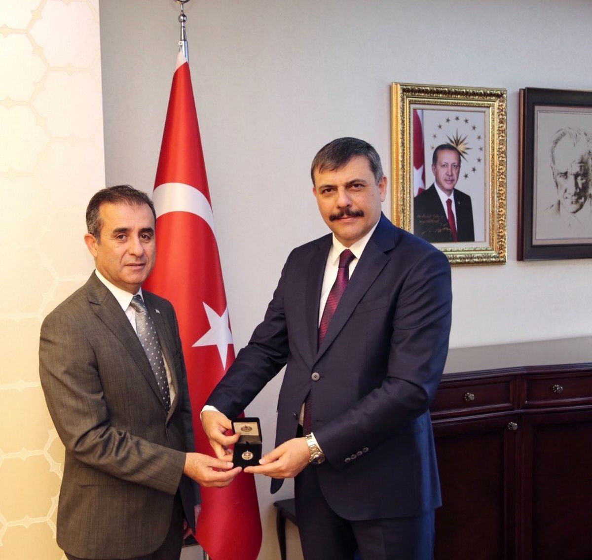 Kızılay\'dan Vali Çiftçi\'ye gümüş madalya