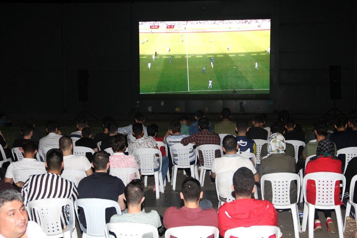 Kocaeli\'de milli maç heyecanı sokaklara taştı