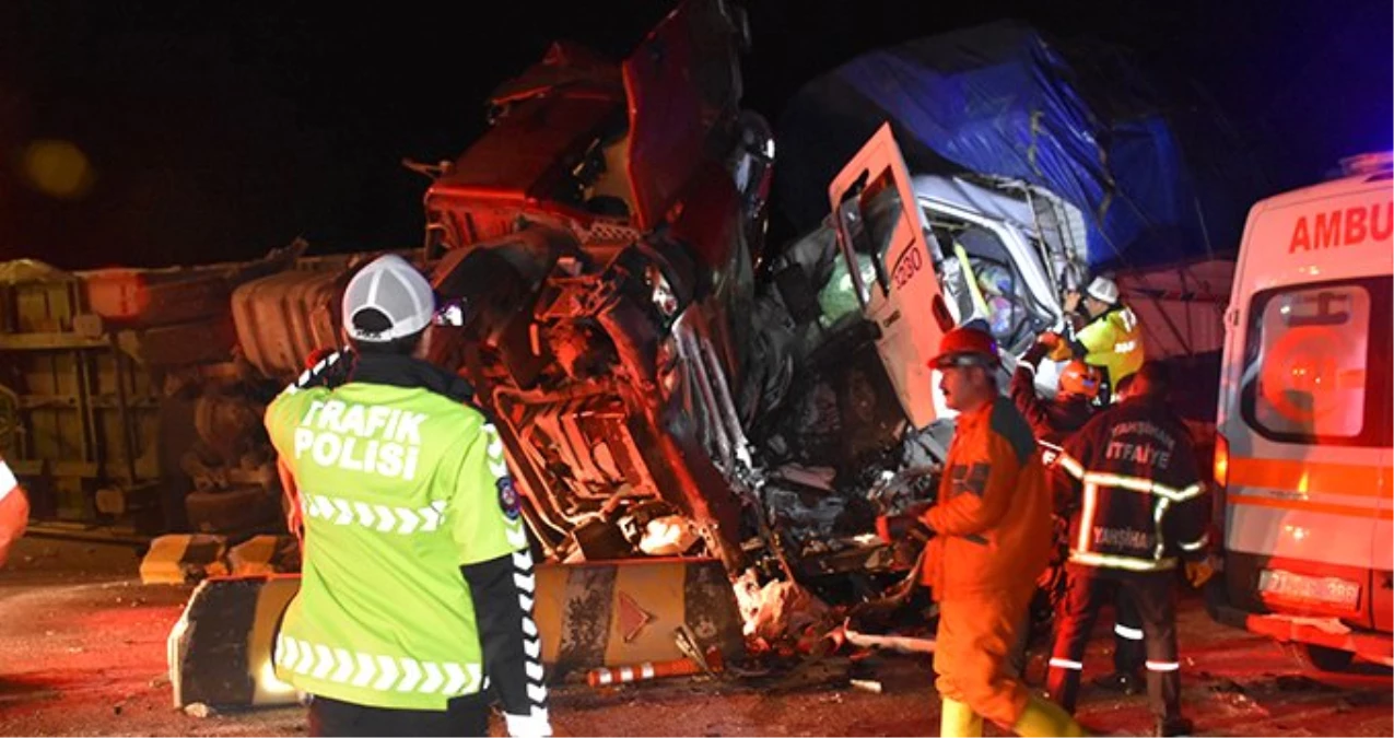 Korkunç kaza! Seyir halindeki TIR, kamyon ve minibüs çarpıştı: 2 ölü, 17 yaralı