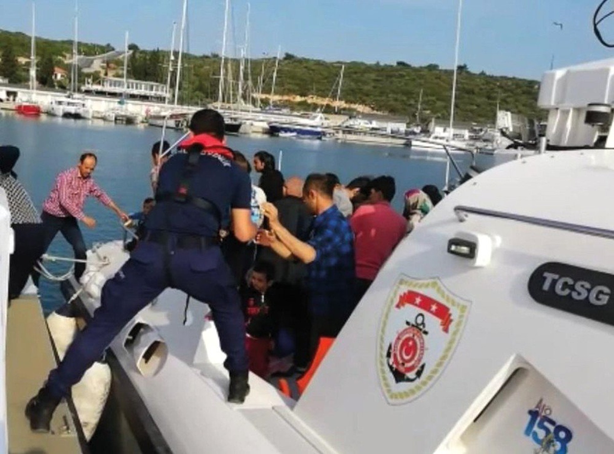 Kuşadası Körfezi\'nde 22\'si çocuk 54 kaçak göçmen yakalandı