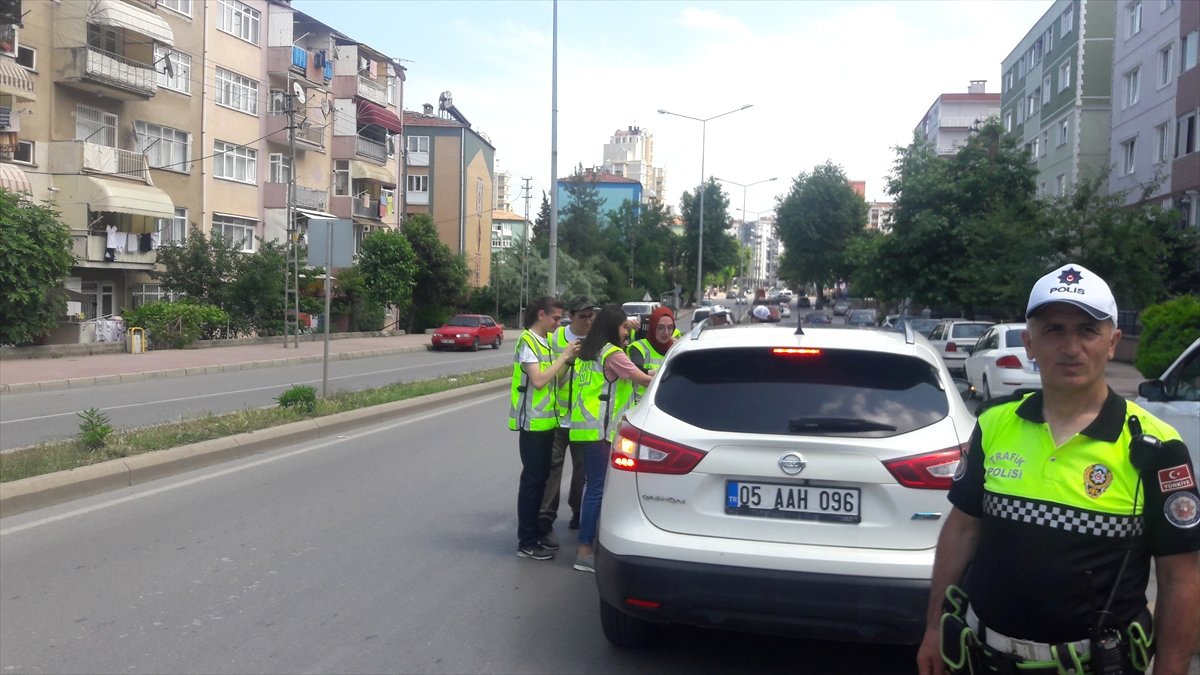 Lise öğrencilerinden "Trafikte Saygı Pusulası Projesi"