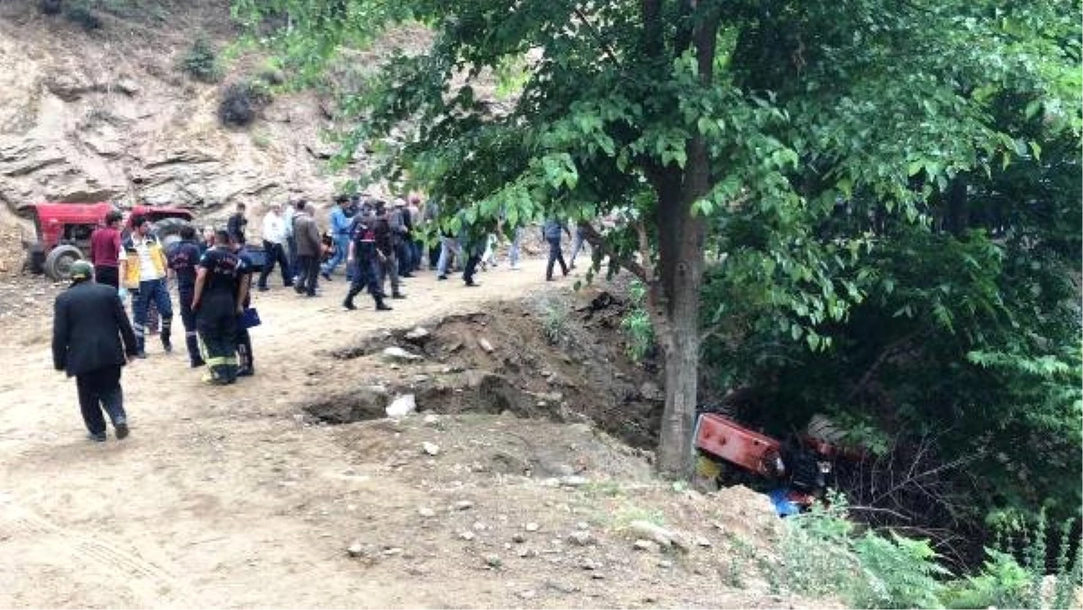 Manisa\'da traktör dereye devrildi: 1 ölü, 1 yaralı
