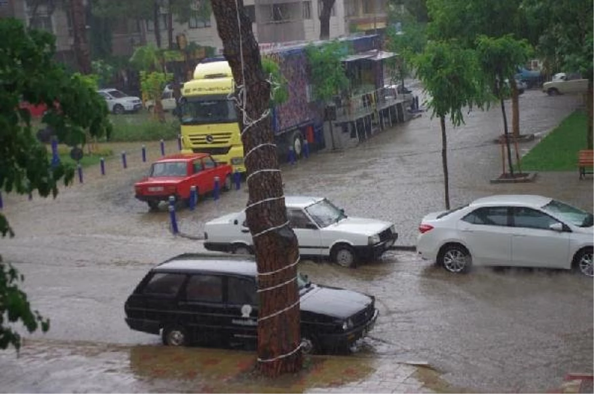 Ödemiş\'te yollar göle döndü