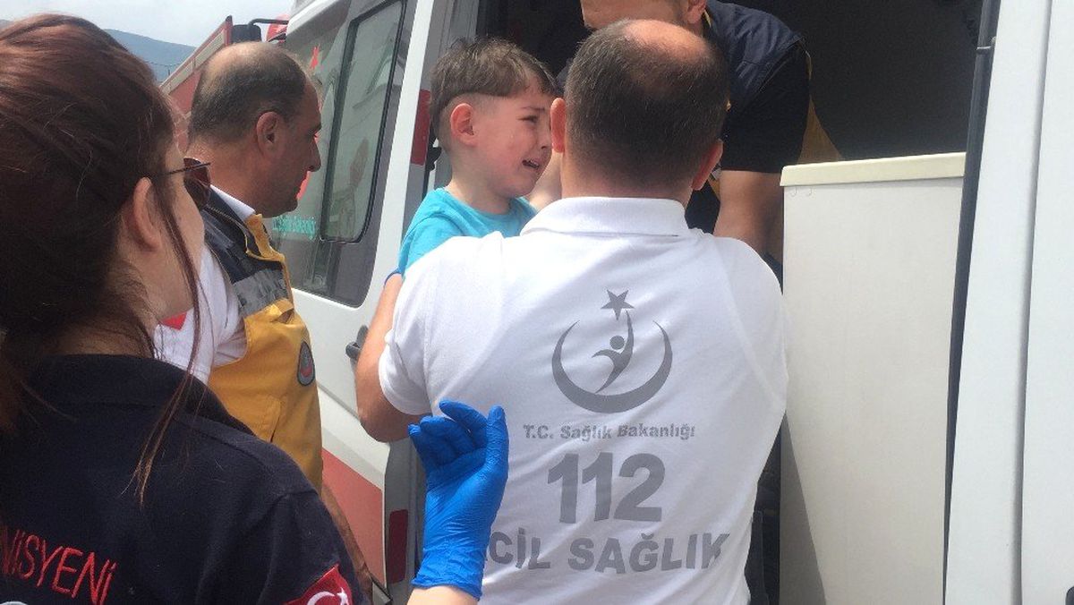 (Özel) Bursa\'da korkutan yangın... 2\'si çocuk 3 kişi mahsur kaldıkları evden son anda kurtarıldı