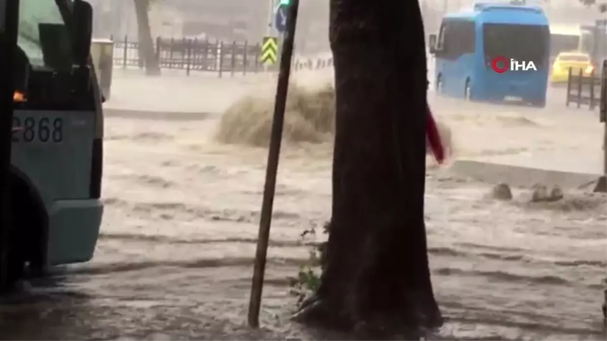 Pendik\'de yoğun yağış nedeniyle yolları su bastı