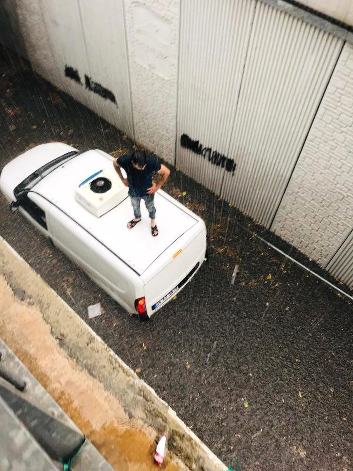 Pendik\'te alt geçitte mahsur kalan kişi uzatılan merdivenle kurtarıldı