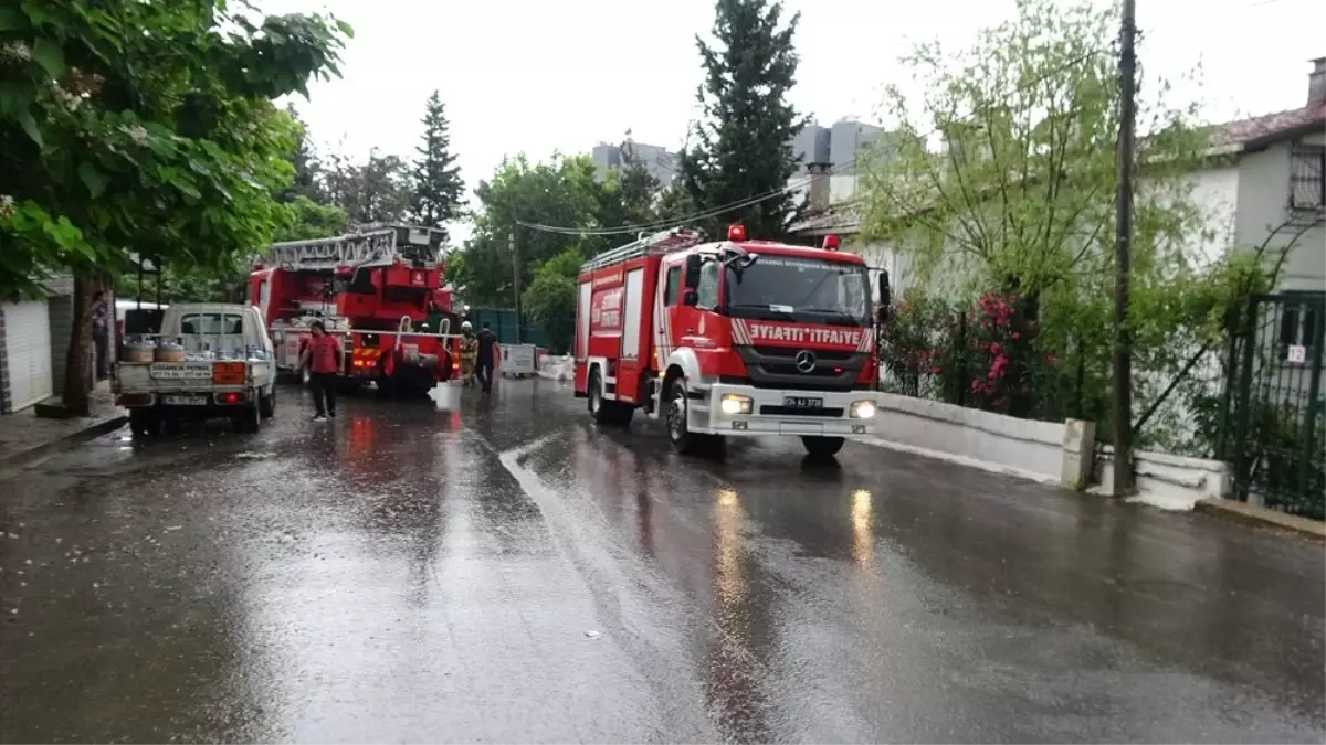 Pendik\'te anaokulunu su bastı, 3 öğretmen mahsur kaldı