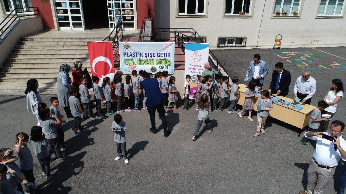 \'Plastik şişeni getir, tatil kitabını götür\' kampanyası