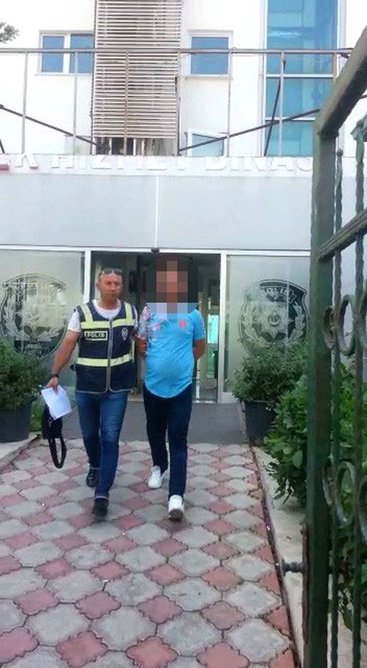 Polis gibi davranarak hasta çocuğun ailesini dolandırdı
