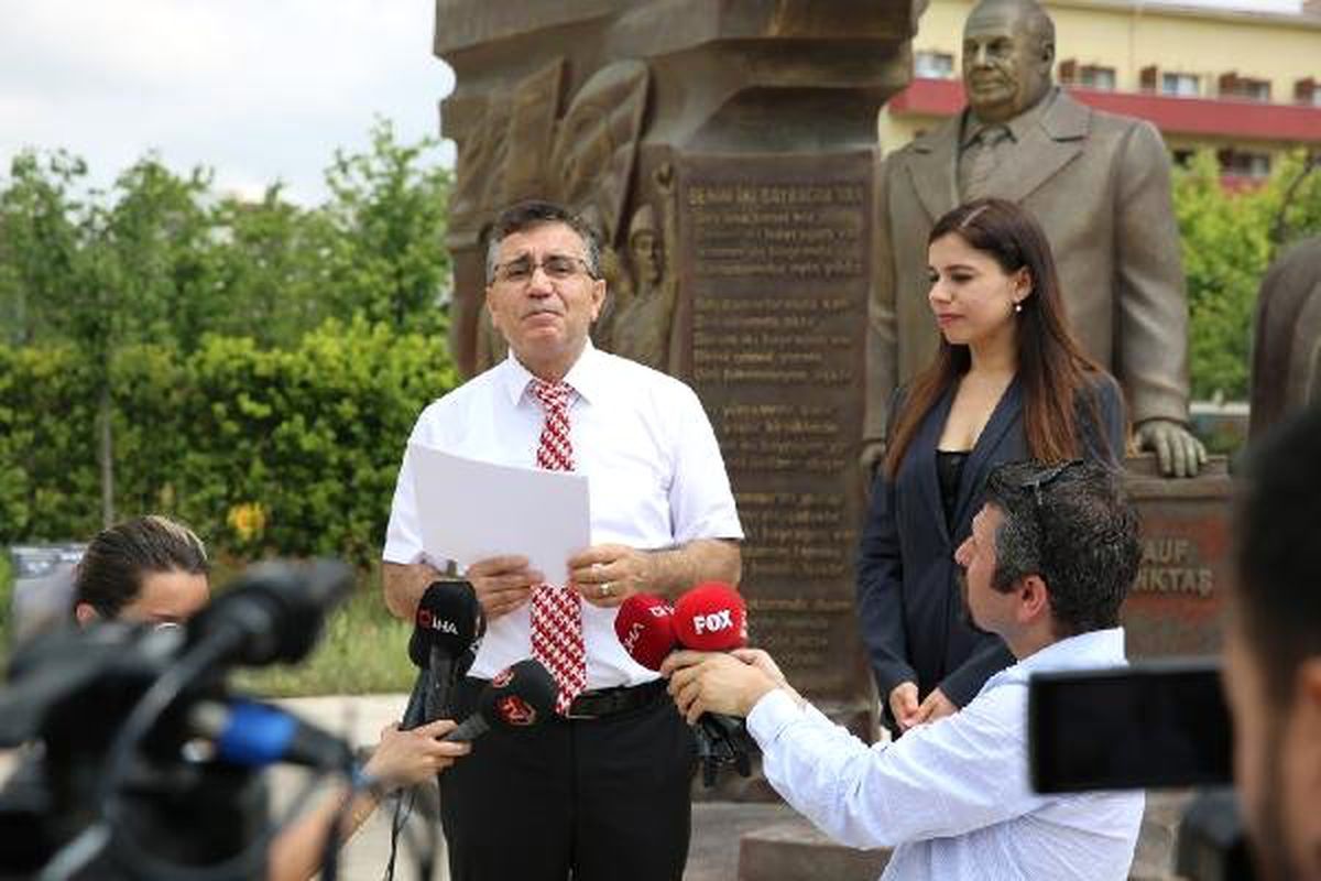 Rauf Denktaş\'ın torunundan Beylikdüzü\'ndeki Rauf Denktaş Anıtı önünde açıklama