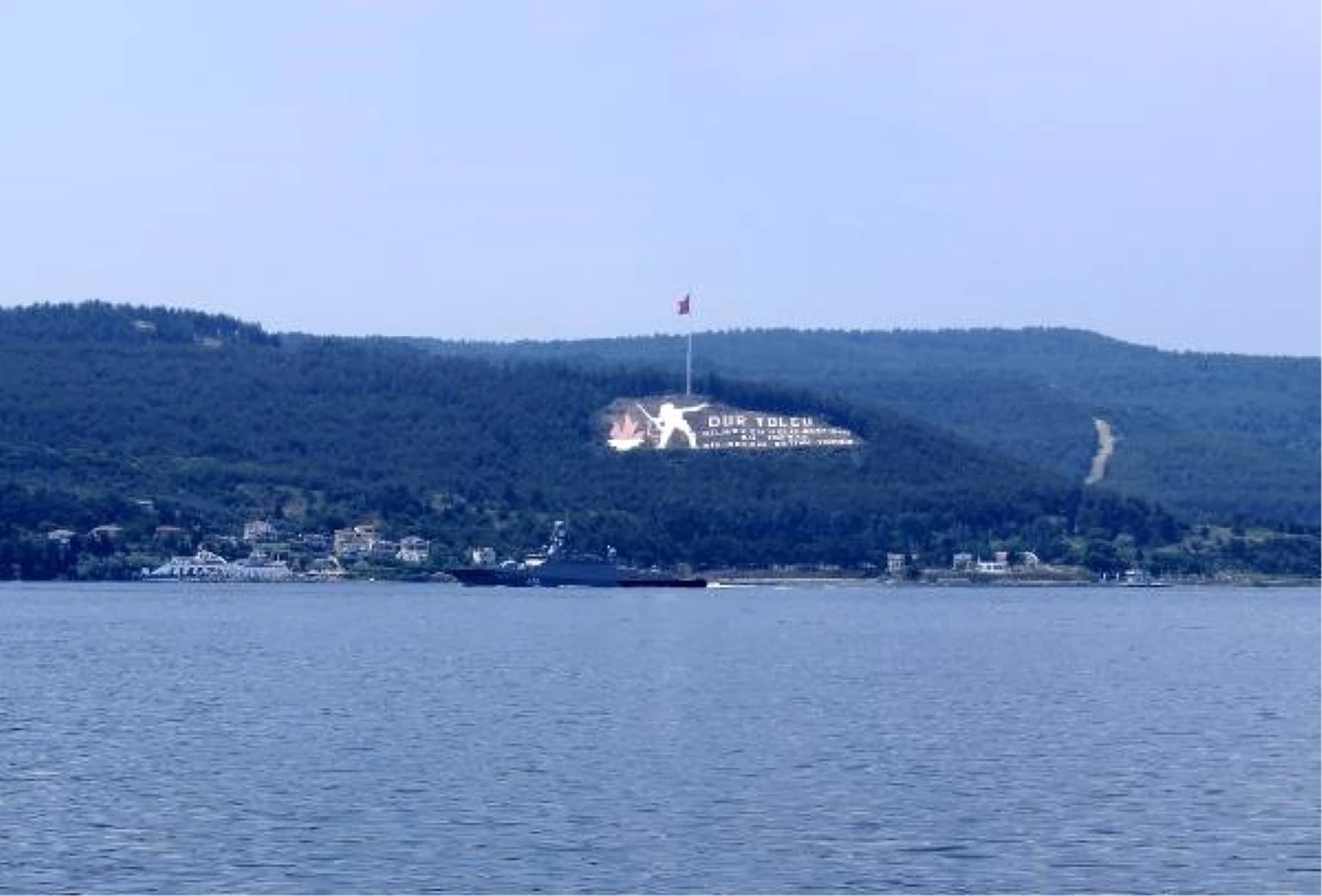Rus savaş gemisi \'Veliky Ustyug\' Çanakkale Boğazı\'ndan geçti