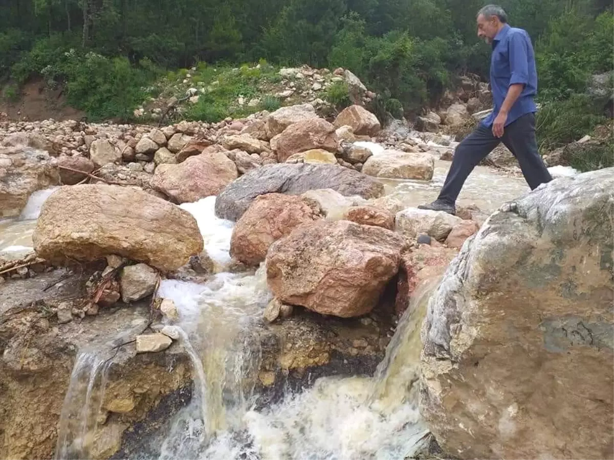 Sağanak yağış köy yolunun ulaşıma kapattı