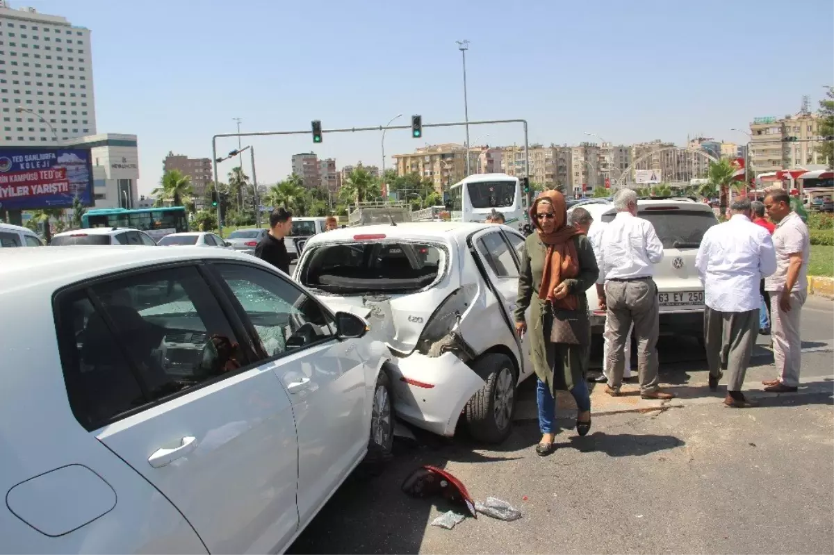 Şanlıurfa\'da zincirleme kazada 5 araç birbirine girdi