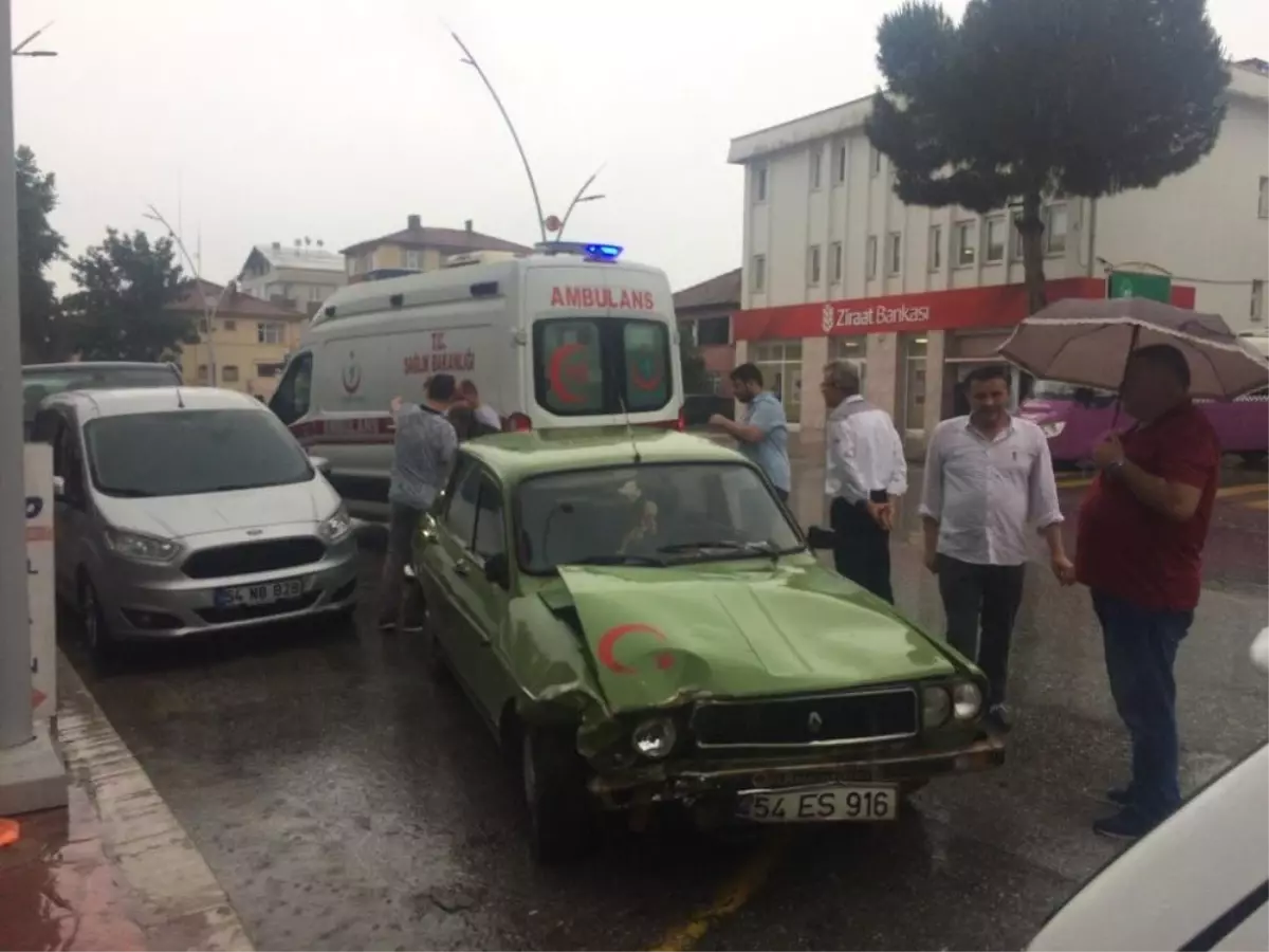 Seyir halinde fenalaşan sürücü park halindeki araçlara çarparak durabildi