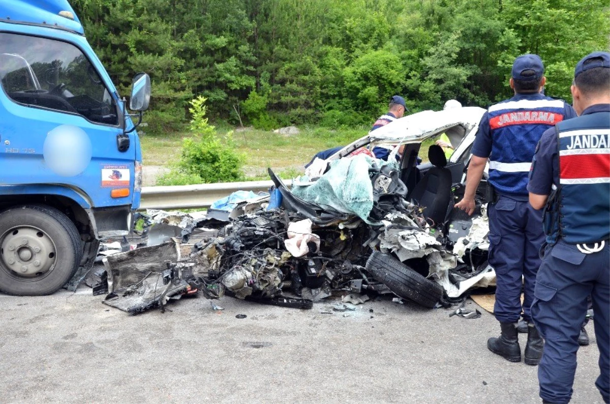 Sinop\'ta kargo kamyonu ile otomobil kafa kafaya çarpıştı: 2 ölü, 1 yaralı