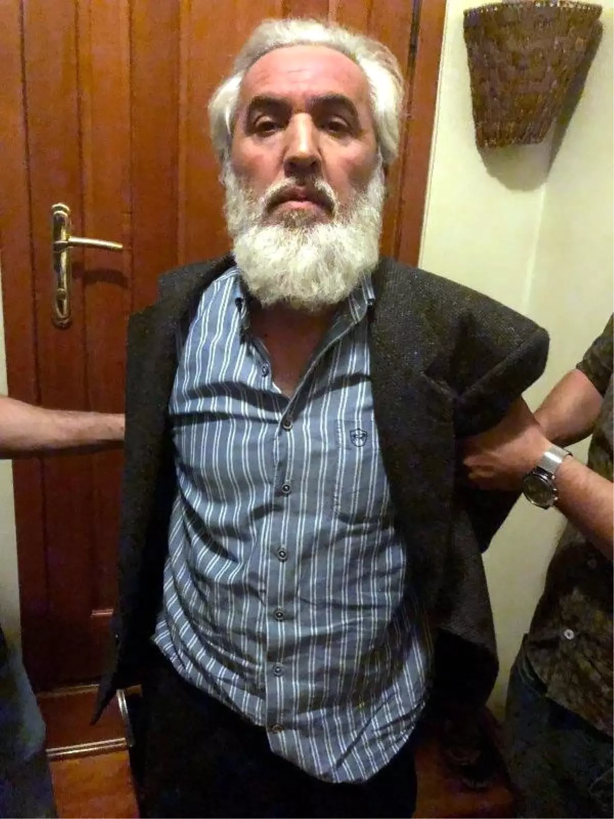 Tanınmamak için kılık değiştiren cinayet şüphelisi, saklandığı evde yakalandı