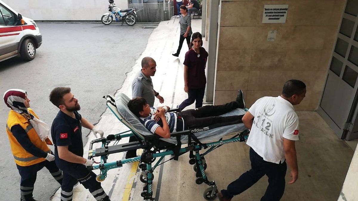 Tel örgülerden düştü, eline demir saplandı