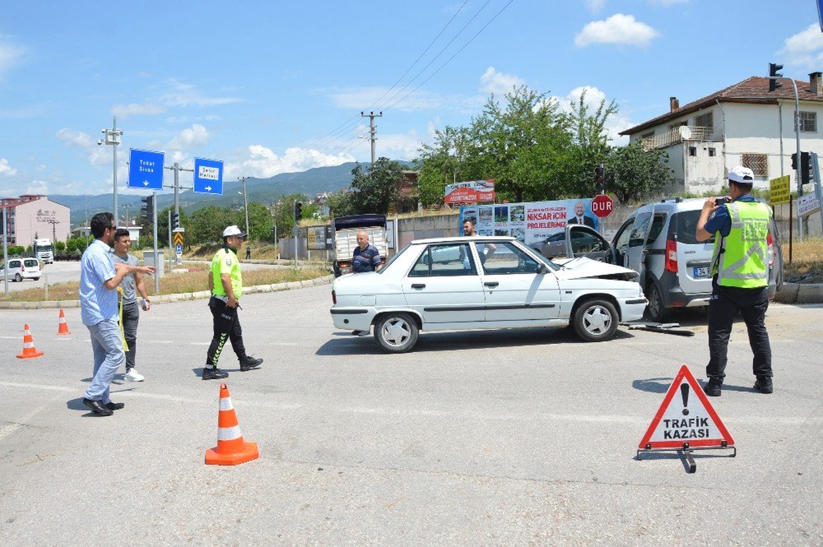 Tokat\'ta otomobiller çarpıştı: 10 yaralı