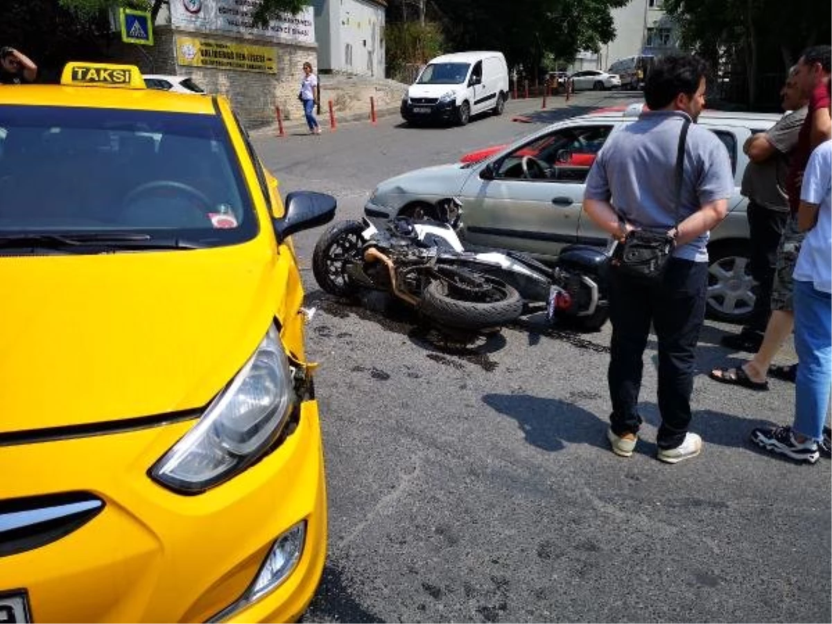 Üsküdar\'da taksiyle çapışan motosikletli polisin ayağı kırıldı