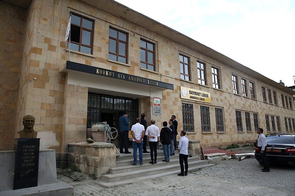Vali Pehlivan, tarihi Bayburt Lisesi binasında yürütülen restorasyon çalışmalarını inceledi
