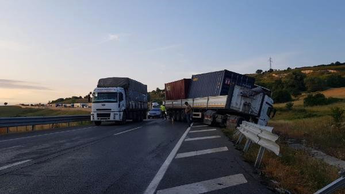Yalova-Bursa Karayolu\'nda iki TIR bariyerlere çarptı, trafik 1 saat ulaşıma kapandı