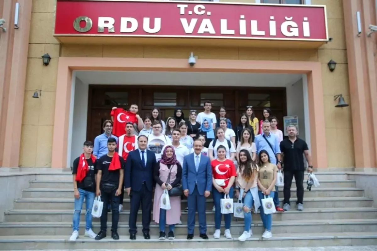 Yurt dışından gelen öğrenciler Vali Yavuz\'un misafiri oldu