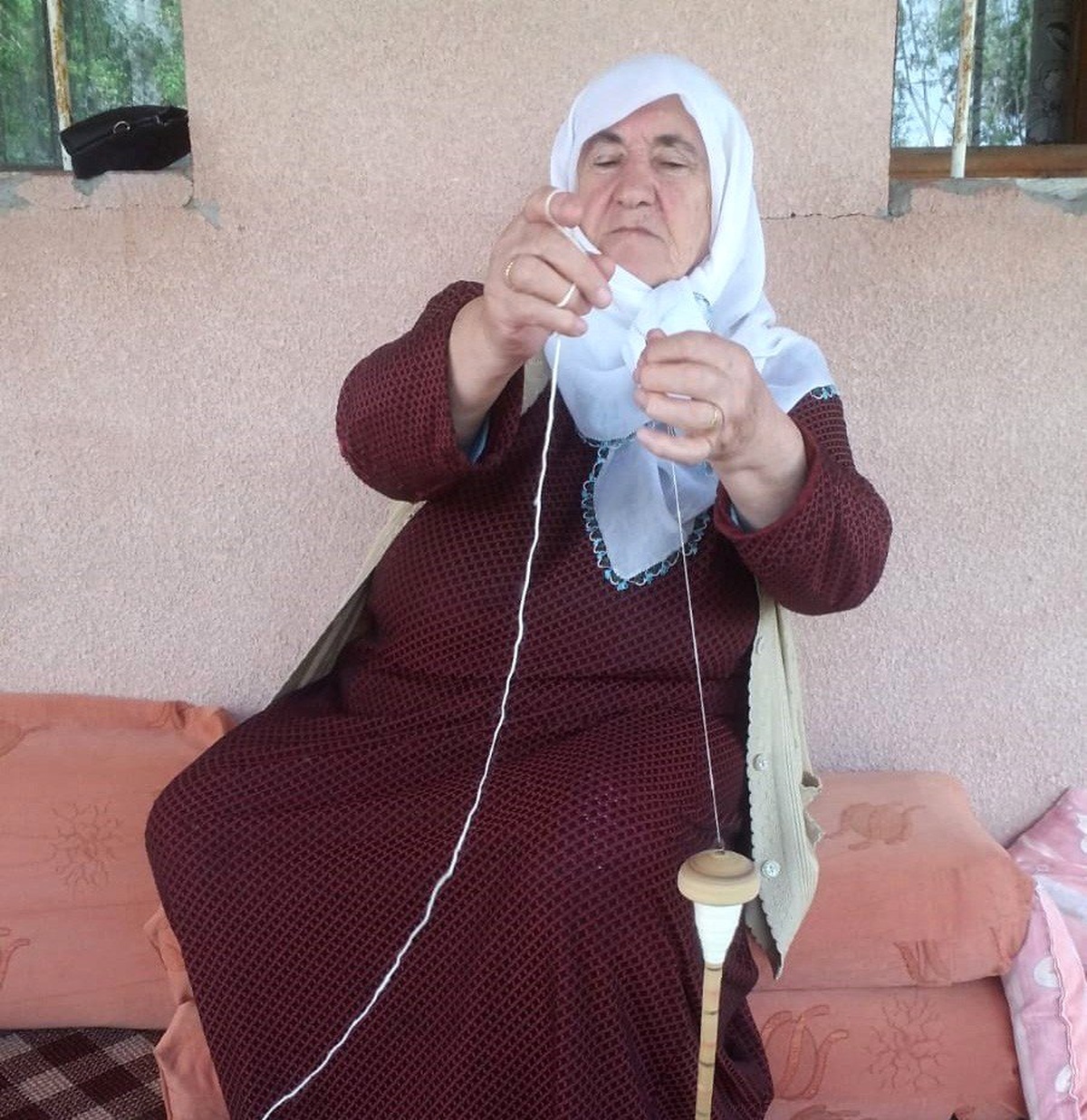 10 çocuğu ve 35 torununu teşi ile yün eğirerek ördüğü çoraplarla büyüttü