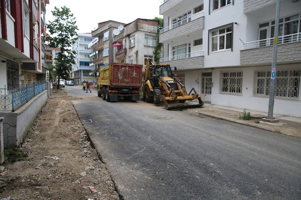 Altınordu\'da asfalt ve kaldırımlara başlandı