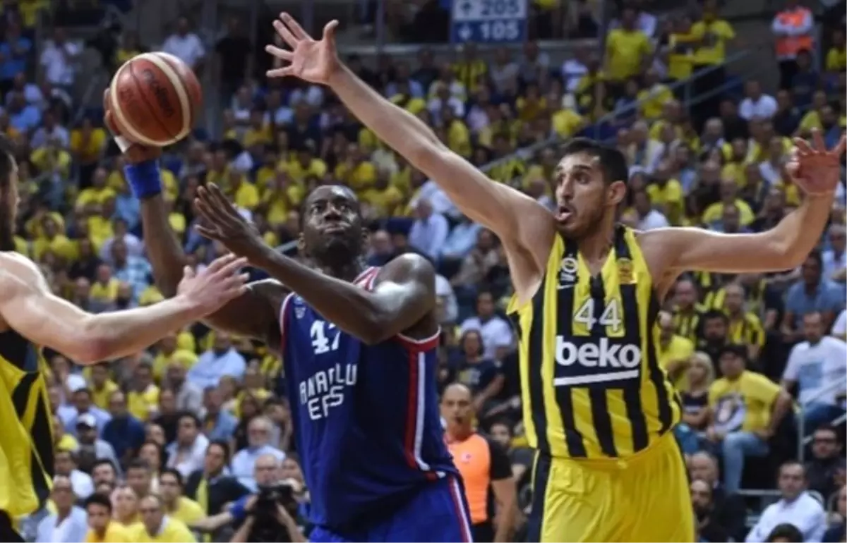 Anadolu Efes seride öne geçti